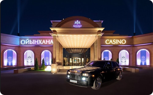 Здание casino Royal Plaza с автомобилем Rolls Royce.